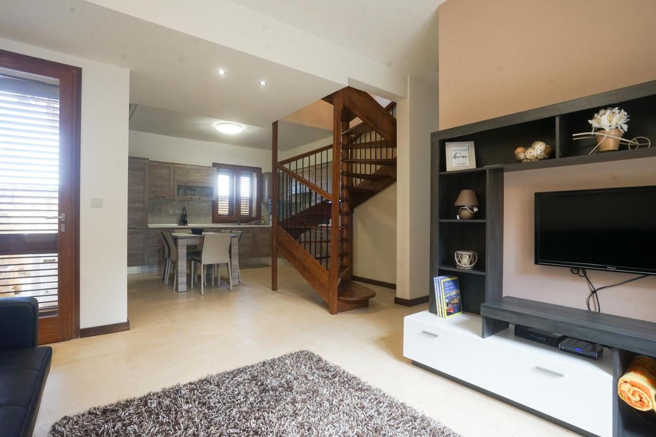 Getawaynpetto Private Duplex Maisonette With Jacuzzi Hot Tub Mgarr Exterior foto